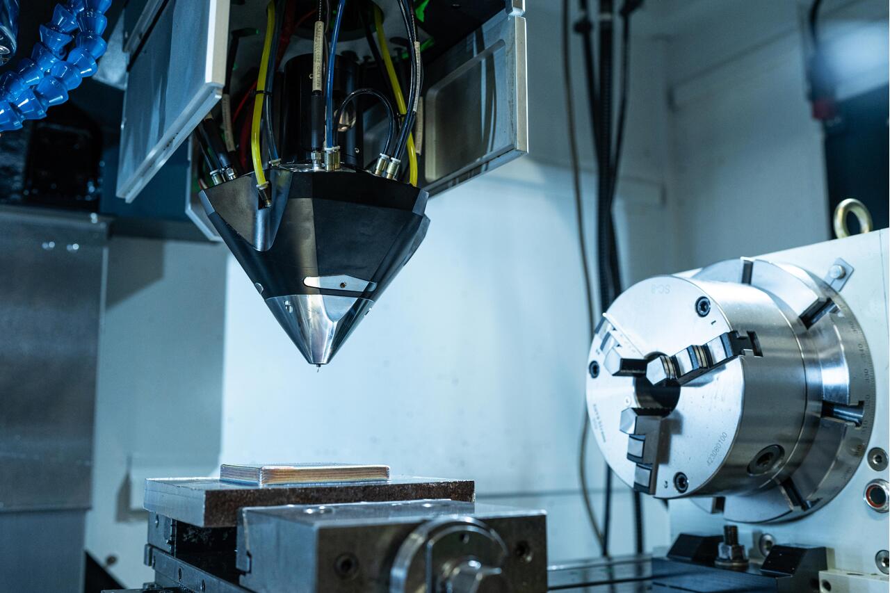 Colchester Storm VL-1000 m/intergrert Meltio 3D-printhode.